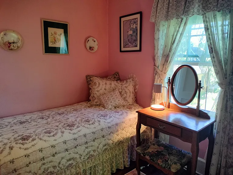 49 Seneca Ave — Photo 9