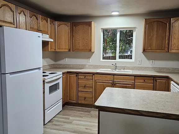 571 E Wood Ln Kitchen 2_10172025