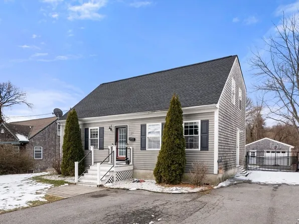 39 Perkins St, Somerset, MA 02725