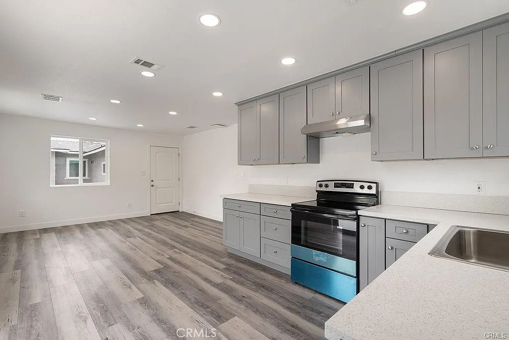 2 bed, 865 sqft, $2,700 — Photo 4