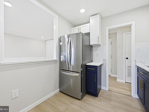 5th image of 6001 Arlington Blvd APT 304