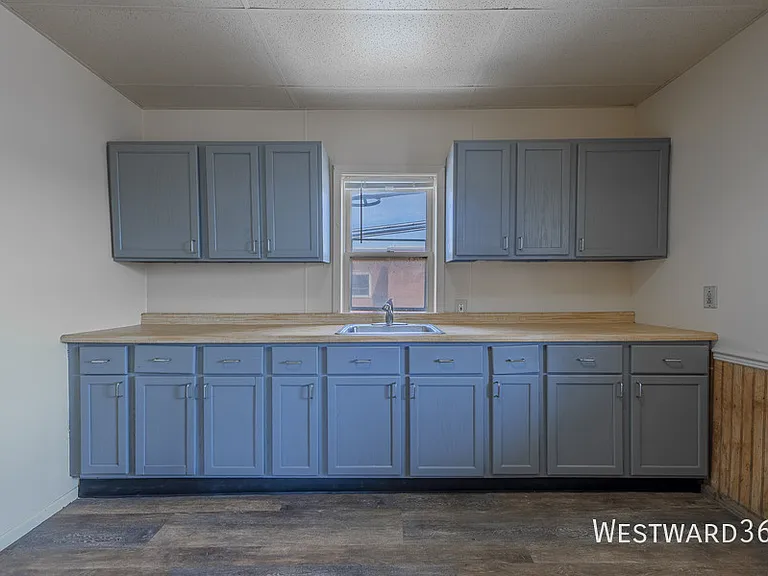 4901 Magoun Ave #2R — Photo 2