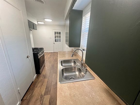 5th image of 115 Burl St