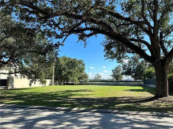 24 Nassau Dr, Metairie, LA 70005