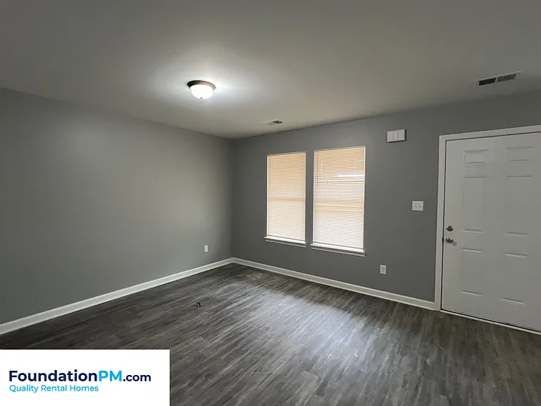 605 Howard Dr — Photo 4