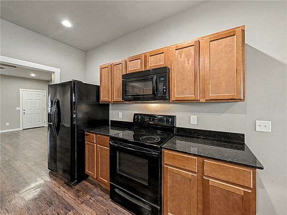 4th image of 860 & 862 Oakwood Ct