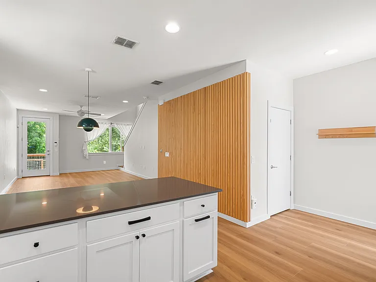 705 N Bluff Dr #6 — Photo 1