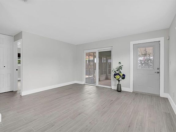 3rd image of 4201 DES MOINES STREET NE