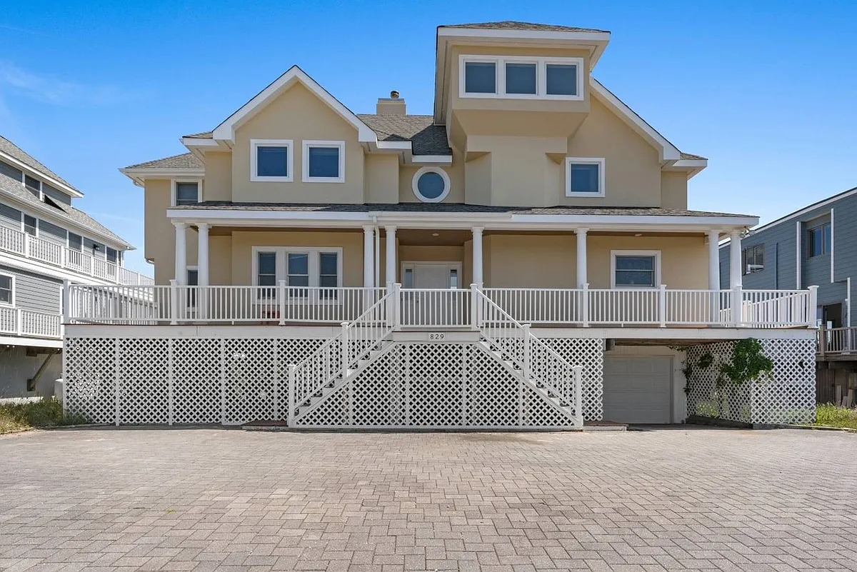 Building Photo - 829 Dune Rd
