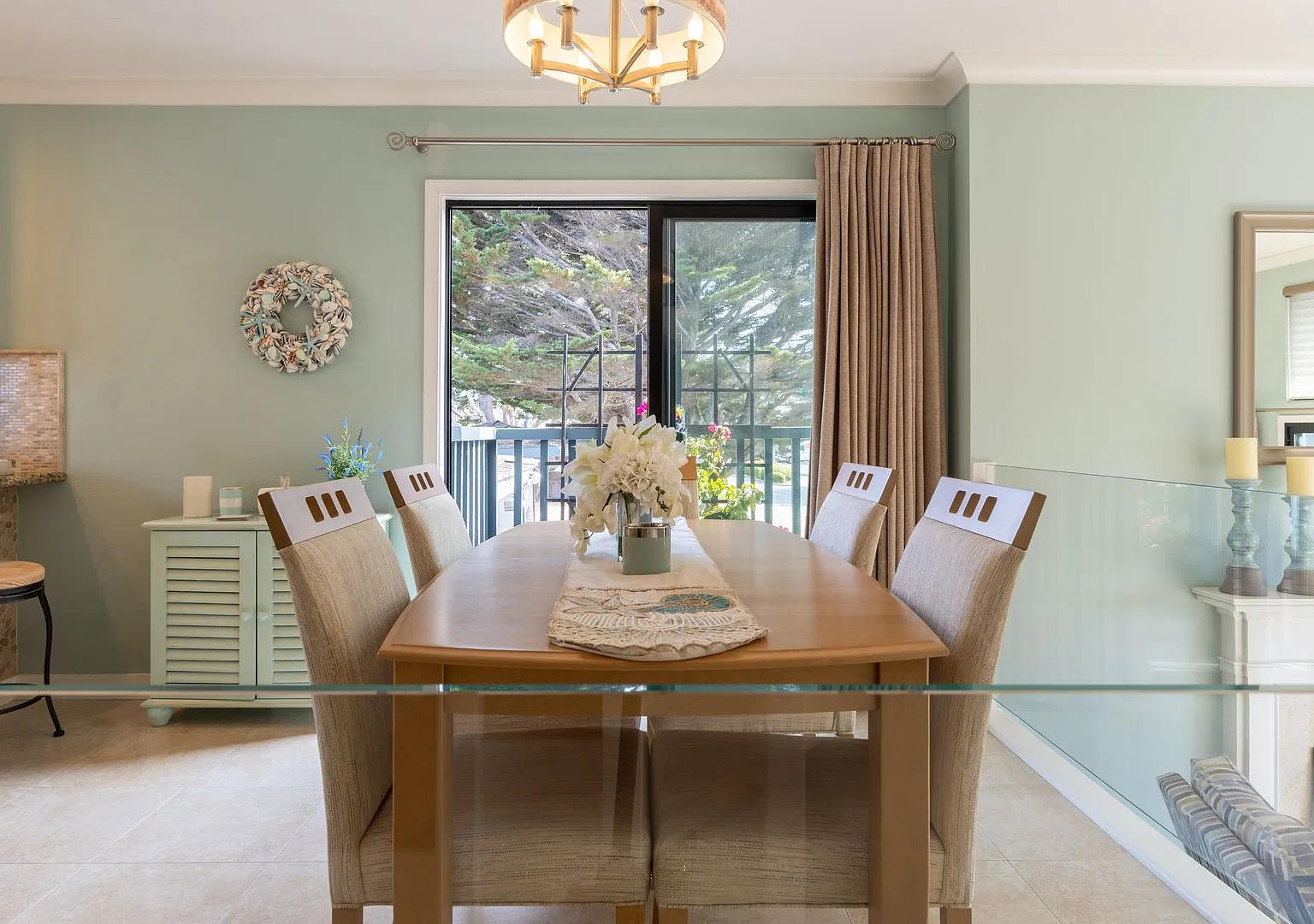 Sophisticated Beachfront Escape with Panoramic Ocean Views — Photo 3