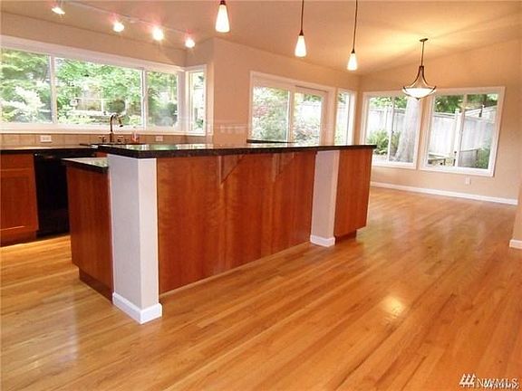 2nd image of 10039 NE 28th Pl