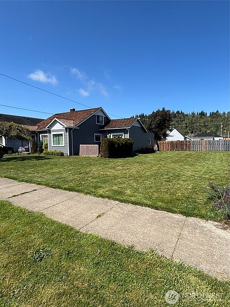 3rd image of 2835 Pacific Avenue