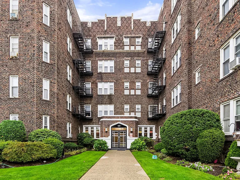 101 Terrace Avenue Apartments — Photo 14