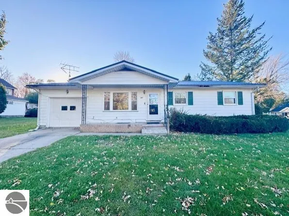 327 Eaton St, Breckenridge, MI 48615