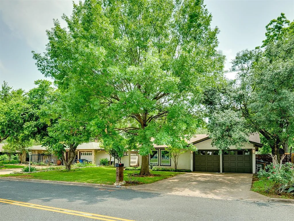 4 bed, 2.0 bath, 1634 sqft, $3,200 — Photo 3