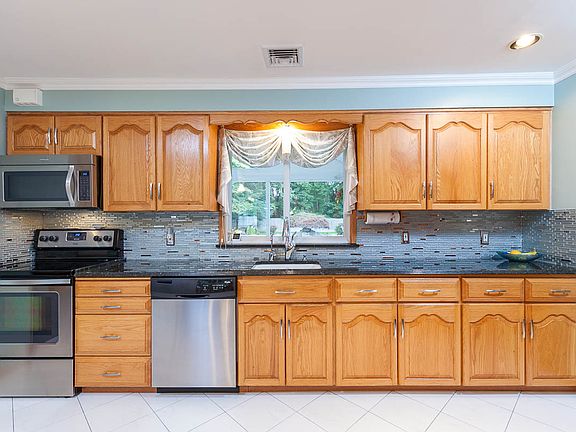 2nd image of 91 Vanderbilt Blvd