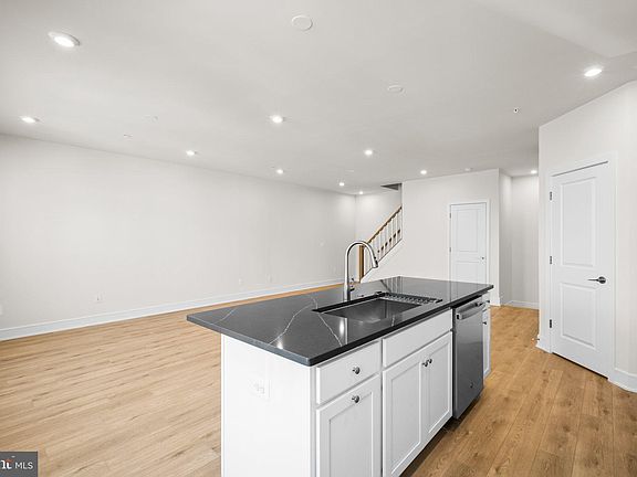 4th image of 43328 Farringdon Sq