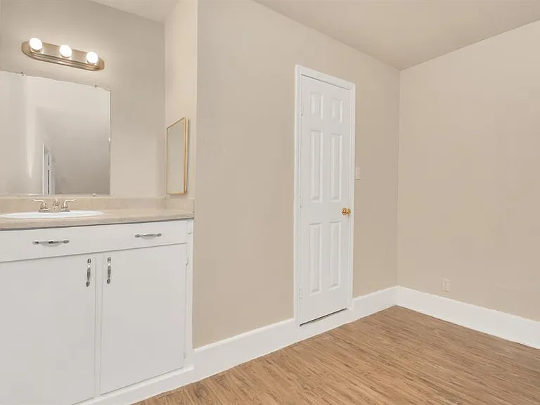 4803 Beechaven St — Photo 24