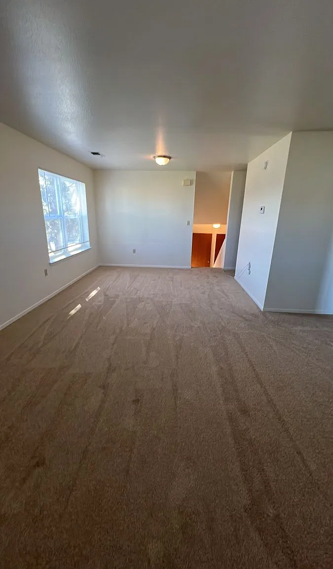 3 bed, 2.5 bath, 1328 sqft, $1,685 — Photo 4