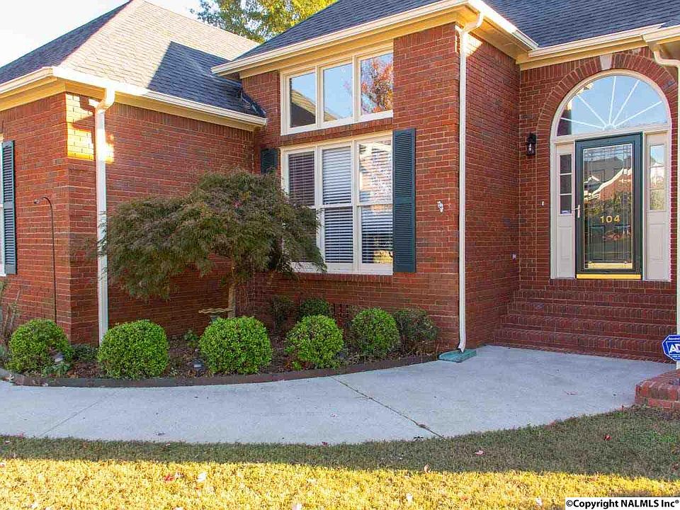 1st image of 104 Redcliffe Dr
