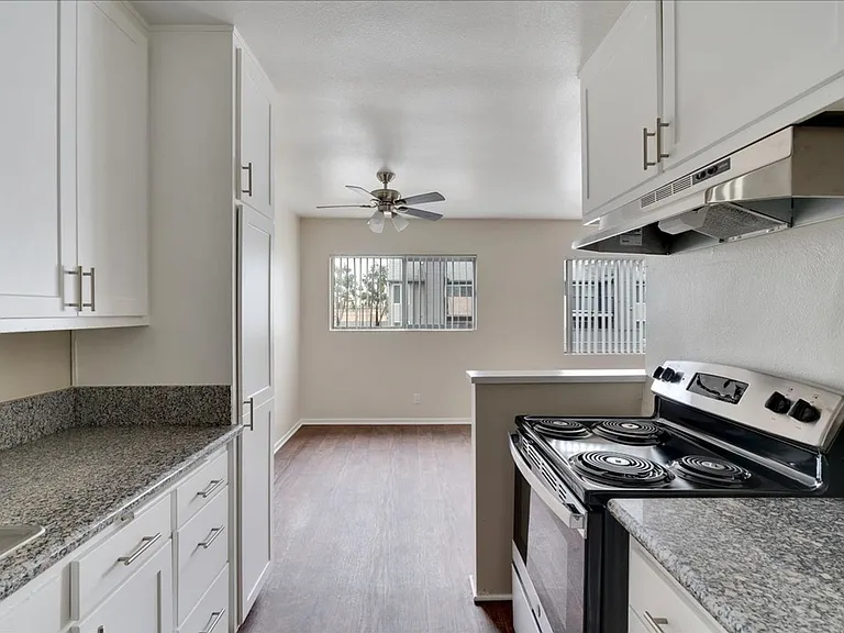 Melrose Place Apartments — Photo 49
