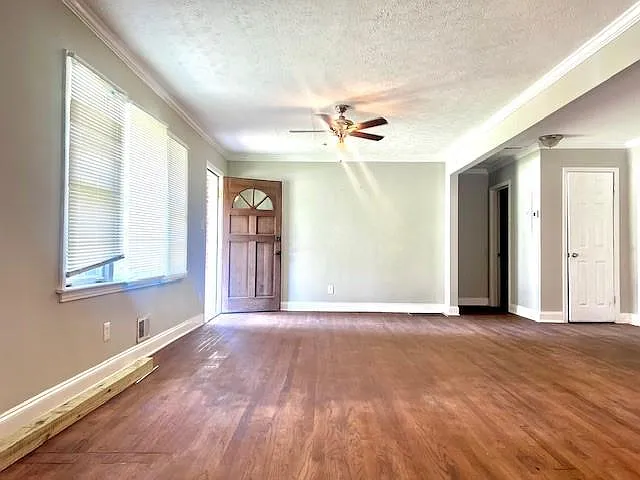 5 bed, 2.5 bath, 2375 sqft, $2,395 — Photo 3