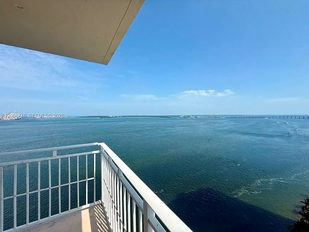 Isola Condo — Photo 2