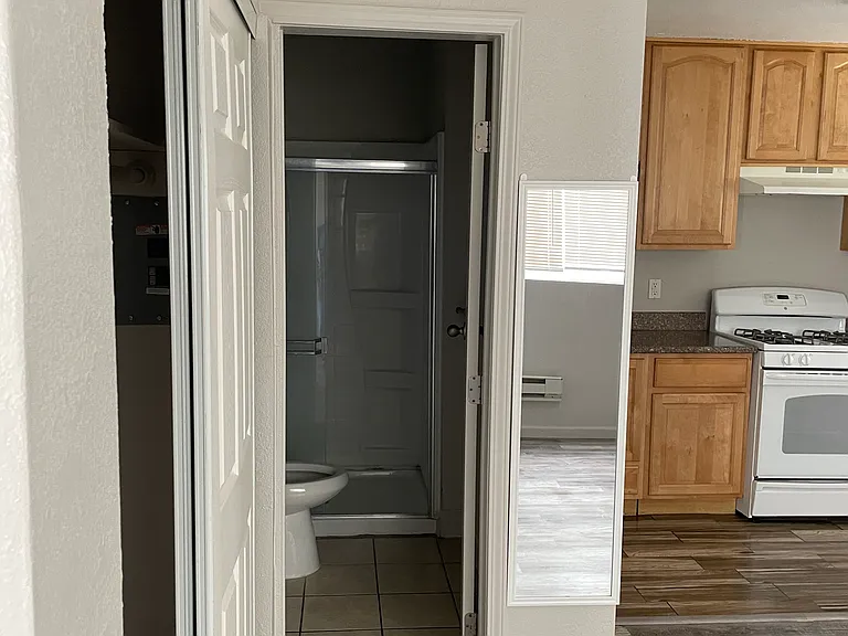 1915 1/2 Addison St #103 — Photo 6