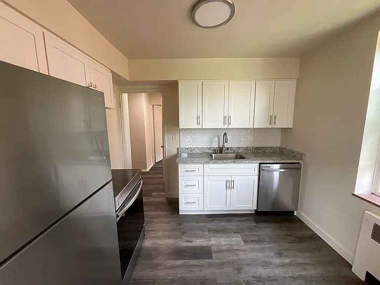 Country Club Apartments — Photo 17