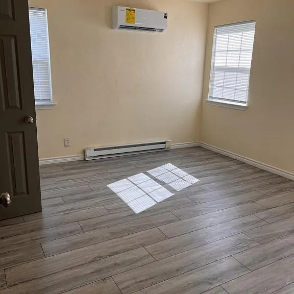 920 Wells St — Photo 2
