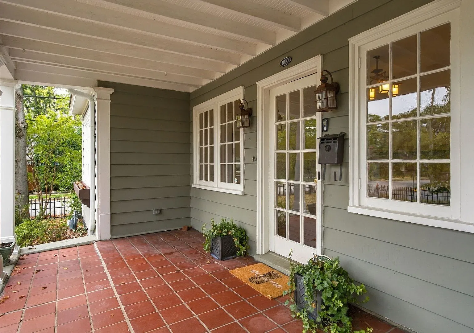 Nashville Belmont Bungalow, double lot large fenced yard, historic charm, modern amenities, walk ... — Photo 4