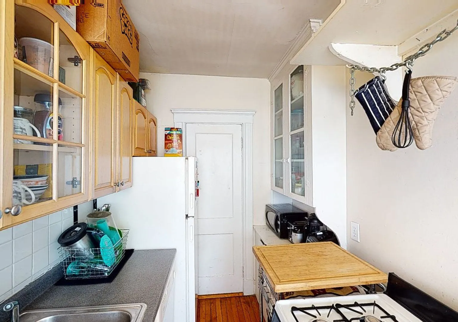 Beautiful spacious penthouse unit with great location in Allston available NOW!! — Photo 3
