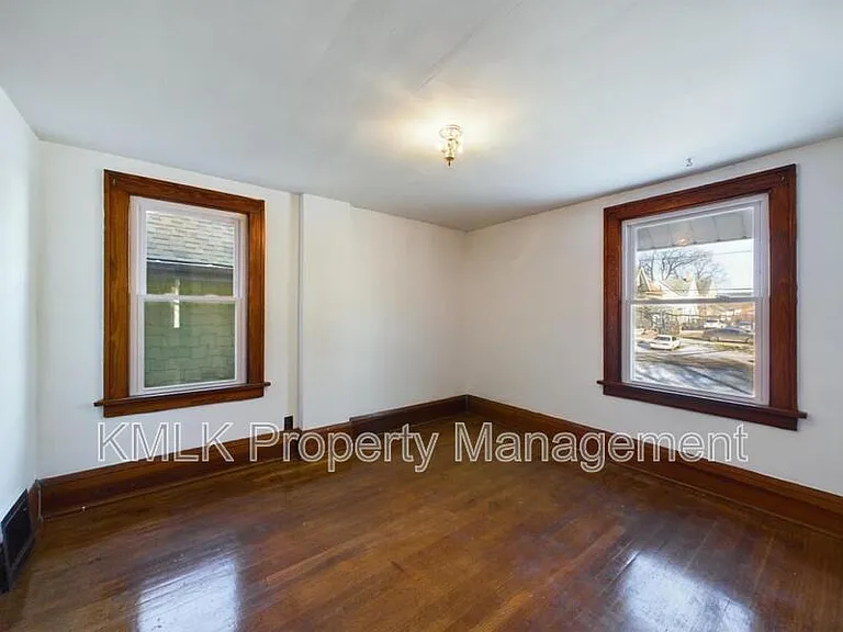 524 Allyn St — Photo 37
