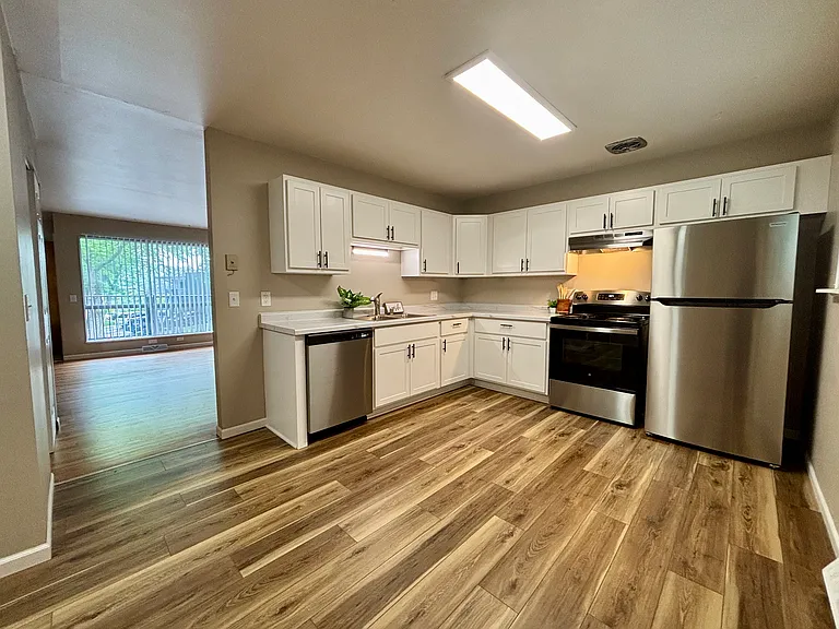 1105 Catalpa Cir — Photo 9