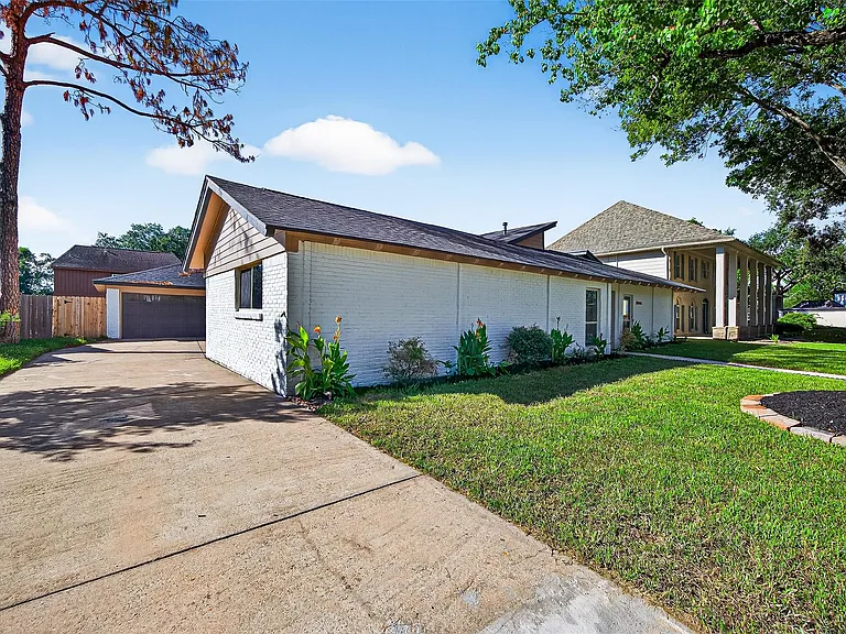 3006 Golden Hills Ln — Photo 2