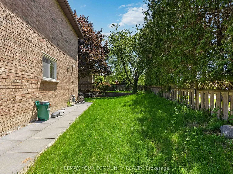 251 Osmond Cres — Photo 33