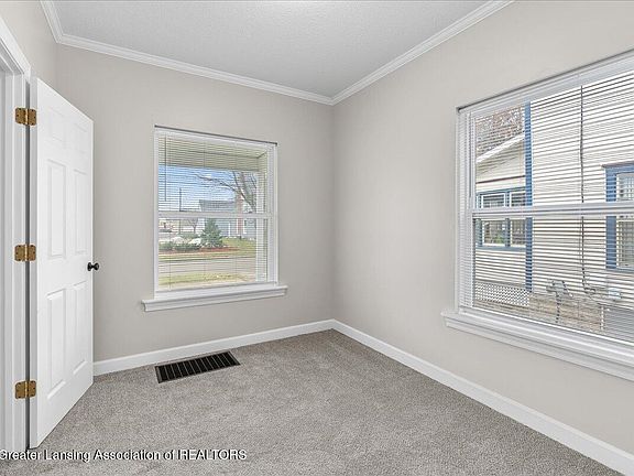 4th image of 221 S Oliver St