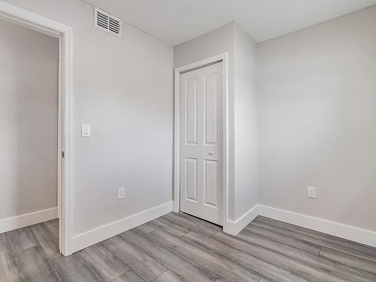 2321 W Green St — Photo 34