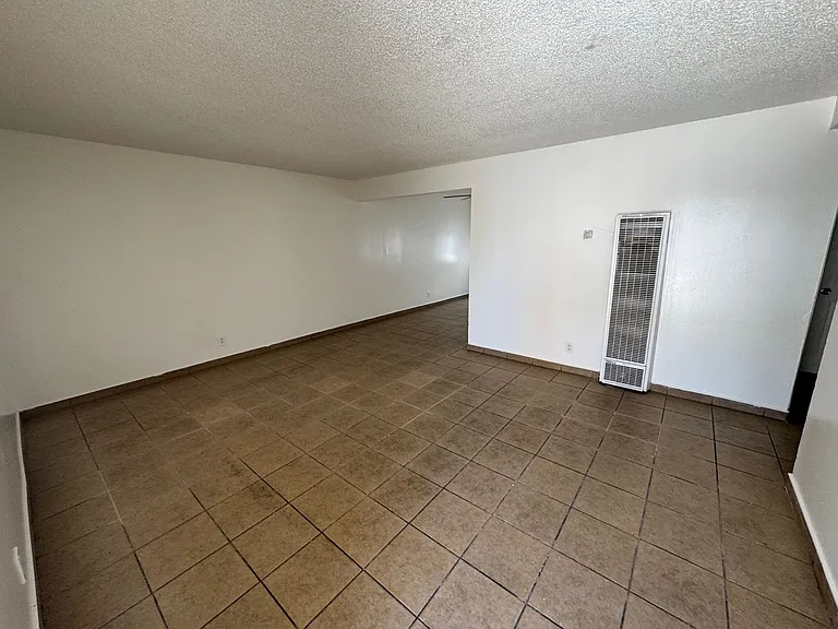501 E Hurst St — Photo 2