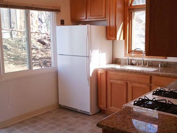 425 Lawrence Kitchen also