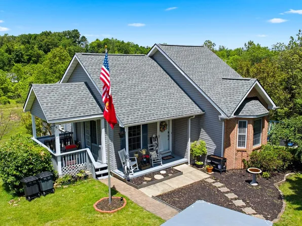 389 Grove Farm Ln, Martinsburg, WV 25404