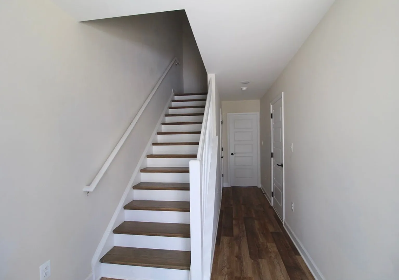 Spacious 3-level Townhome near great amentities! — Photo 2