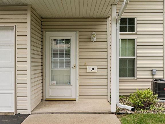 3rd image of 50 Bridgewater Trl