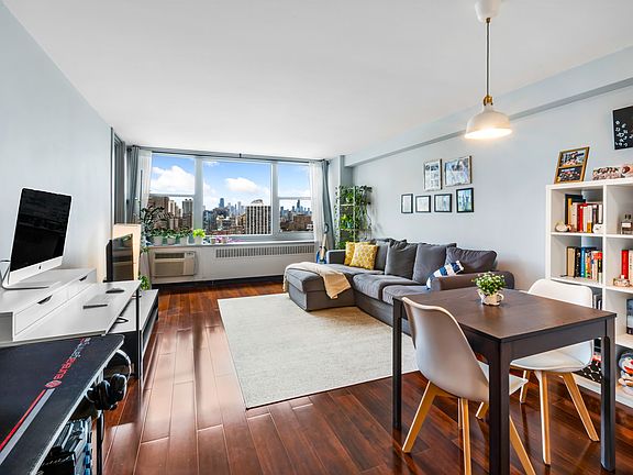 4th image of 555 W Cornelia Ave APT 1812