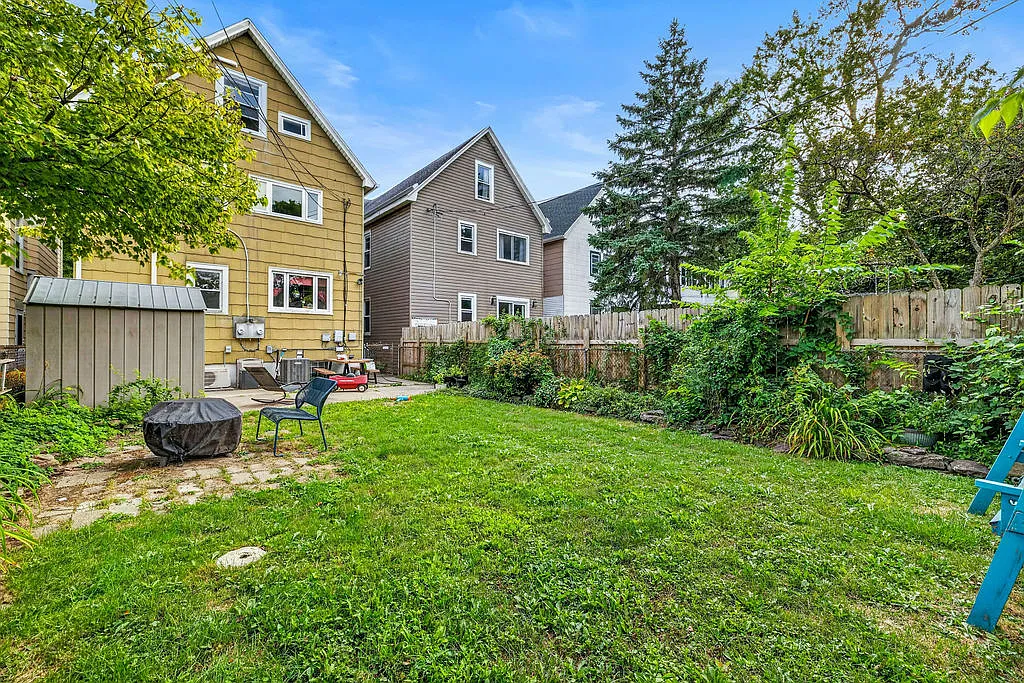 3 bed, 1800 sqft, $2,325 — Photo 3