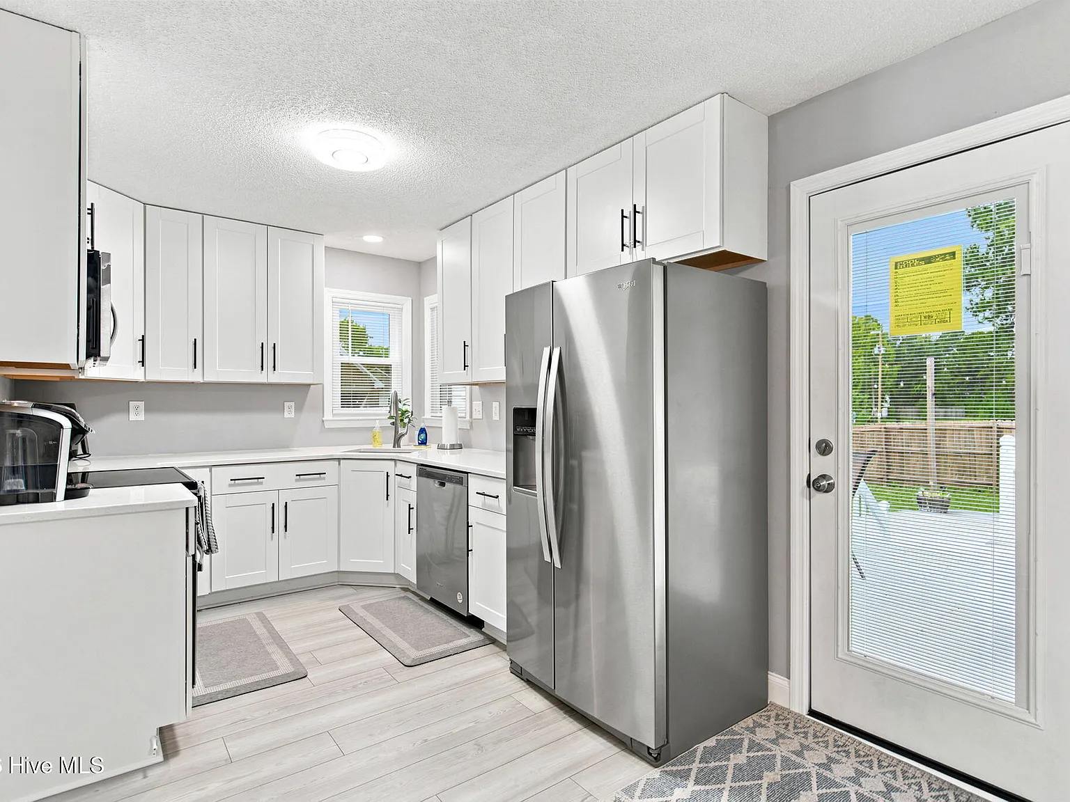 3 bed, 2.0 bath, 1340 sqft, $3,200 — Photo 3