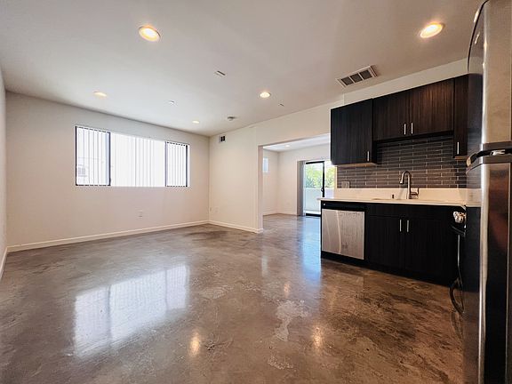 4th image of 4814 Oakwood Ave #12