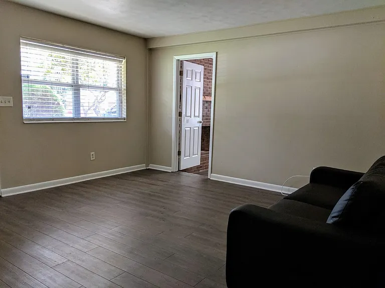 806 Essex Dr — Photo 2