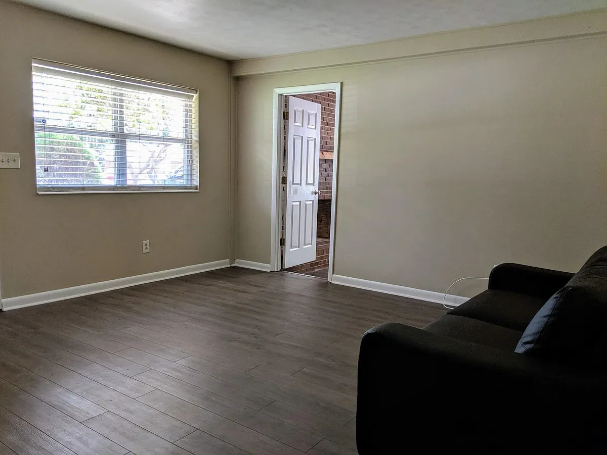 Building Photo - 806 Essex Dr