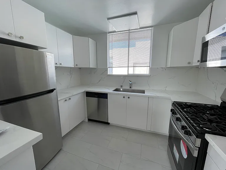1277 Barry Ave #7 — Photo 2